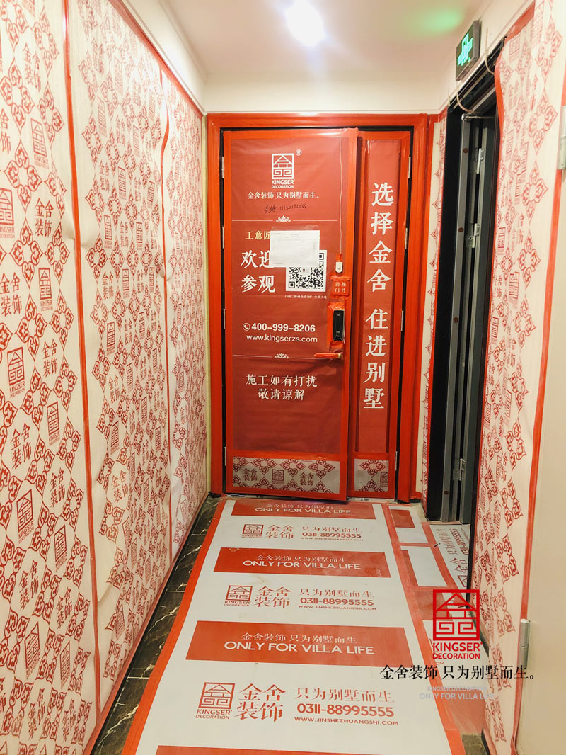 融創(chuàng)中心217平米四居裝修施工現(xiàn)場(chǎng)